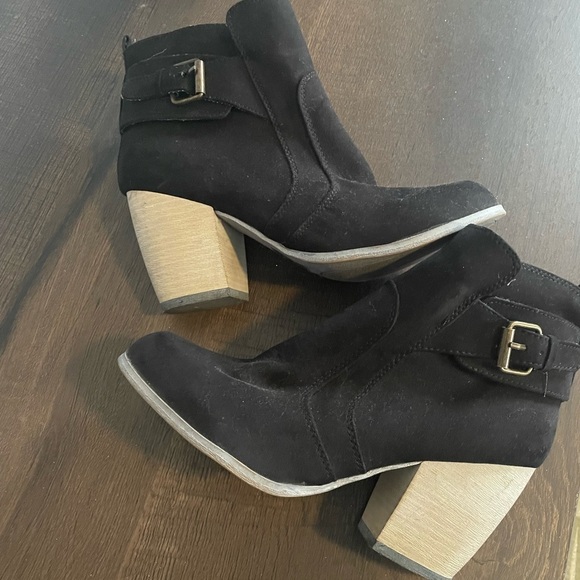 Qupid Black Suede Leather Booties Stacked Tan Heels Size 7 - Picture 2 of 6